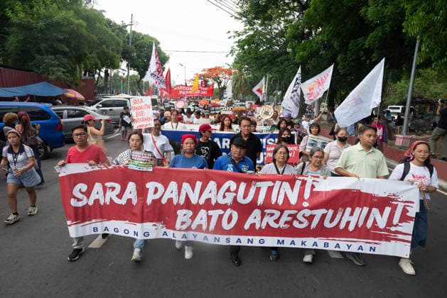 May 18, 2026, Pasay, Metro Manila, Philippines: Protesters march toward the gates of the Philippine Senate to demand the impeahment of the vice president. Pasay Philippines - ZUMAy102 20260518_zip_y102_001 Copyright: xKenosisxYapx
