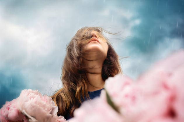 Woman looking Up in Rain with pink Flowers Oklahoma City, Oklahoma, United States CR_KRRY260517-2015282-01 ,model released, Symbolfoto