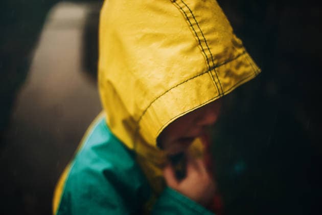 Boy In Yellow Raincoat Standing in rain Oklahoma City, Oklahoma, United States CR_KRRY260517-2015298-01 ,model released, Symbolfoto