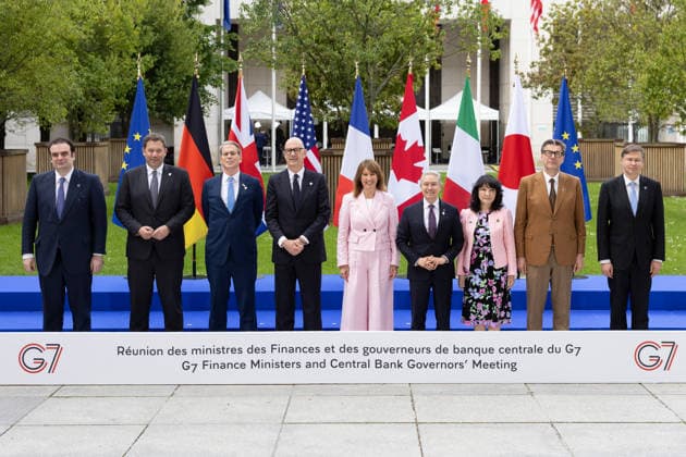 G7 Finance Ministers Family Photo - Paris Vice Chancellor of Germany Lars Klingbeil, US Secretary of the Treasury Scott Bessent, France s Economy, Finances and Industry Minister Roland Lescure and Britain s Chancellor of the Exchequer Rachel Reeves, Canada s Minister of Finance Francois-Philippe Champagne, Japan s Minister of Finance Satsuki Katayama and Italy s Minister of Economy and Finance Giancarlo Giorgetti pose for a family photograph after as they meet to prepare the summit of heads of State and government to be held in June 2026 in Evian, at the French Ministry of Economy and Finance in Paris on May 18, 2026. Photo by Raphael Lafargue ABACAPRESS.COM Paris France  Copyright: xLafarguexRaphael ABACAx
