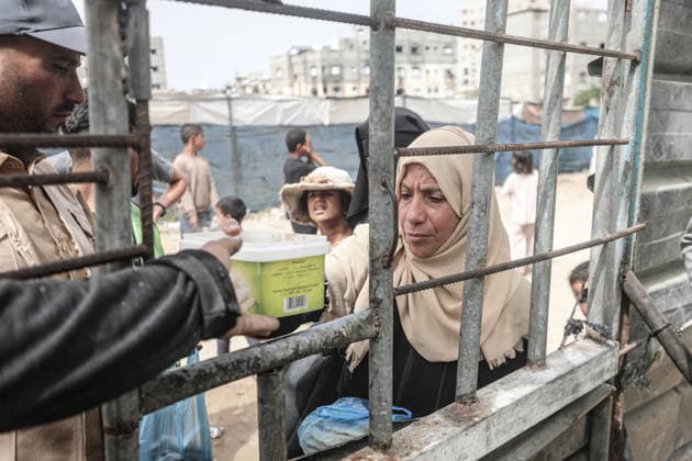 Hot meals distributed to displaced Palestinians in Gaza GAZA CITY, GAZA, PALESTINE - MAY 18: Displaced Palestinians, including many children, wait in long queues to receive hot meals distributed by a charitable organization at Bureijj Refugee Camp in Gaza City, Gaza, Palestine on May 18, 2026. Due to the ongoing Israeli blockade and severe restrictions on the entry of humanitarian aid, the region continues to face a critical food shortage, leaving thousands of families reliant on irregular aid distributions. Moiz Salhi Anadolu Gaza City Gaza. Editorial use only. Please get in touch for any other usage.  Copyright: x2026xAnadoluxMoizxSalhix