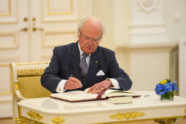 King Carl XVI Gustaf of Sweden - Lithuanian President Gitanas Nauseda meeting in Vilnius VILNIUS, LITHUANIA - MAY 18: King Carl XVI Gustaf of Sweden signs a guestbook as he visits Lithuanian President Gitanas Nauseda and First Lady Diana Nausediene at the Presidential Palace in Vilnius, Lithuania on May 18, 2026. Yauhen Yerchak Anadolu Vilnius Lithuania. Editorial use only. Please get in touch for any other usage.  Copyright: x2026xAnadoluxYauhenxYerchakx