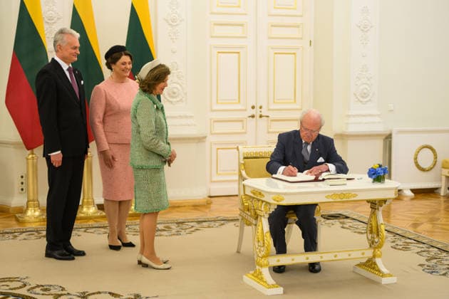 King Carl XVI Gustaf of Sweden - Lithuanian President Gitanas Nauseda meeting in Vilnius VILNIUS, LITHUANIA - MAY 18: King Carl XVI Gustaf of Sweden signs a guestbook as he visits Lithuanian President Gitanas Nauseda and First Lady Diana Nausediene at the Presidential Palace in Vilnius, Lithuania on May 18, 2026. Yauhen Yerchak Anadolu Vilnius Lithuania. Editorial use only. Please get in touch for any other usage.  Copyright: x2026xAnadoluxYauhenxYerchakx