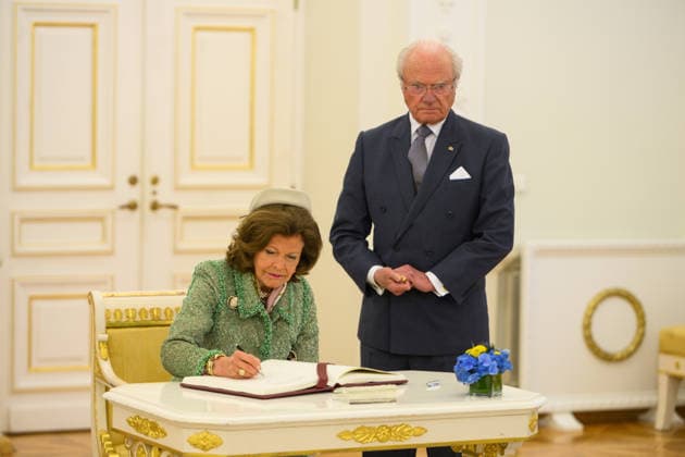 King Carl XVI Gustaf of Sweden - Lithuanian President Gitanas Nauseda meeting in Vilnius VILNIUS, LITHUANIA - MAY 18: Queen Silvia of Sweden signs a guestbook as King Carl XVI Gustaf of Sweden visits Lithuanian President Gitanas Nauseda and First Lady Diana Nausediene at the Presidential Palace in Vilnius, Lithuania on May 18, 2026. Yauhen Yerchak Anadolu Vilnius Lithuania. Editorial use only. Please get in touch for any other usage.  Copyright: x2026xAnadoluxYauhenxYerchakx