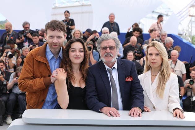 Antoine Reinartz, Luàna Bajrami, Daniel Auteuil et Camille Lugan at the photocall of the film La Troisième Nuit When The Night Falls at the 79th International Film Festival in Cannes, France on May 18, 2026 Jacovides Moreau Bestimage La Troisième Nuit When The Night Falls photocall at the 79th annual Cannes Film Festival at Palais des Festivals on May 18, 2026 in Cannes, France Cannes France  Copyright: xJACOVIDES-MOREAUx xBESTIMAGExJACOVIDES-MOREAUx xBESTIMAGEx