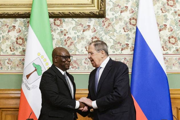 RUSSIA, MOSCOW - MAY 18, 2026: Russia s Foreign Minister Sergei Lavrov (R) and Simeon Oyono Esono Angue, Minister of Foreign Affairs, International Cooperation, and Diaspora of Equatorial Guinea, shake hands during a joint press conference following their meeting at the Reception House of the Russian Foreign Ministry Moscow Russia  - ZUMAt113 20260518_zaa_t113_103 Copyright: xMikhailxSinitsynx