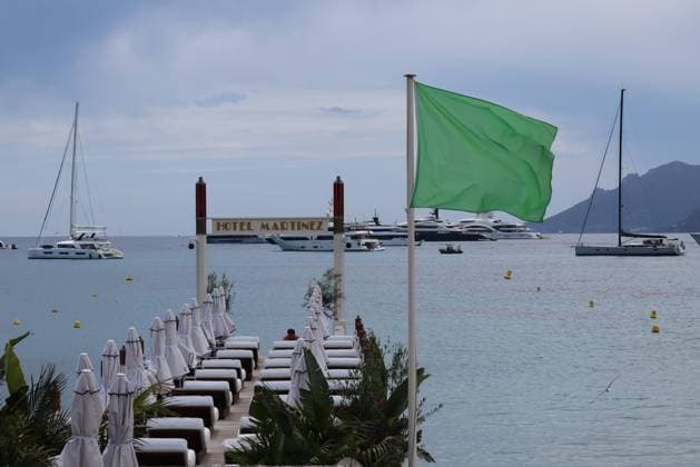Celebrity, Internationale Filmfestspiele von Cannes, Stars am Hotel Martinez FESTIVAL DE CANNES 2026 Pierre Teyssot MAXPPP 79th Cannes Film Festival on 18 05 2026 in Cannes, France A green flag is seen close to the beach of Martinez Hotel Pierre Teyssot Maxppp 79th international Cannes film festival takes place may 12th to 23rd 2026 Cannes France  Copyright: xMAXPPPxPierrexTeyssotx TEY31085 TEY31085