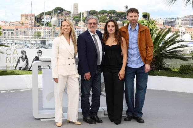 Internationale Filmfestspiele von Cannes, La Troisieme Nuit Photocall #5 79ème Festival International du Film de Cannes Photocall du film La Troisième Nuit 79th Cannes Film Festival Photocall with cast of the film La troisieme nuit Camille Lugan, Daniel Auteuil, Luana Bajrami and Antoine Reinartz 456319 2026 05 18 Cannes France  Copyright: xIsabellexVautierx xStarfacex STAR_456319_001