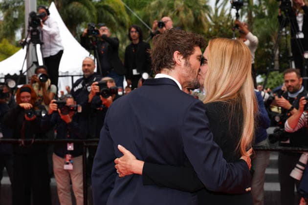 Internationale Filmfestspiele von Cannes, The Unknown Premiere #4 May 18, 2026, Cannes, Cote D azur, France: NIELS SCHNEIDER and VIRGINIE EFIRA kiss on the red carpet for the screening of THE UNKNOWN at the 79th Annual Cannes Film Festival at Palais des Festivals in Cannes, France Cannes France  - ZUMAc179 20260518_zep_c179_027 Copyright: xMickaelxChavetx