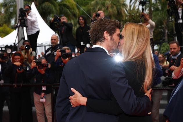 Internationale Filmfestspiele von Cannes, The Unknown Premiere #4 May 18, 2026, Cannes, Cote D azur, France: NIELS SCHNEIDER and VIRGINIE EFIRA kiss on the red carpet for the screening of THE UNKNOWN at the 79th Annual Cannes Film Festival at Palais des Festivals in Cannes, France Cannes France  - ZUMAc179 20260518_zep_c179_028 Copyright: xMickaelxChavetx