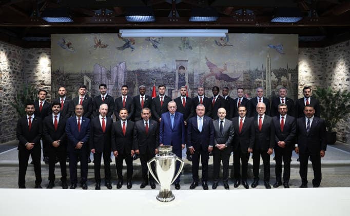 Turkish President Erdogan receives Galatasaray team in Ankara Turkish President Recep Tayyip Erdogan receives football players, coaching staff and club officials of Galatasaray in Ankara, Turkey, on May 18, 2026, following the club’s fourth consecutive Turkish league title victory. The meeting included an exchange of commemorative gifts, with the club presenting Erdogan a jersey bearing his name and the number 53, as well as a group photo with the championship trophy. Photo by Turkish presidency apaimages Ankara Ankara Turkey 180526_Türkiye_TPO_01(3) Copyright: xapaimagesxTurkishxpresidencyx xapaimagesx