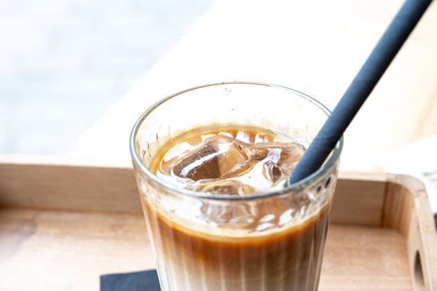 IMAGO Creative, Food, Trend, Iced Coffee Close-up of an iced latte served with a drinking straw. Tienen, Belgium 16 MAY 2026 Photo Werner Lerooy.