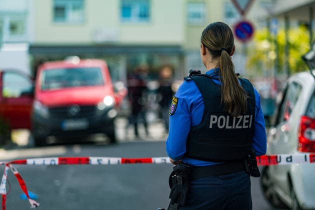 41-Jähriger mit Messer verletzt Fahndung mit Hubschrauber Täter flüchtig Am 18.05.2026 wurde ein 41-jähriger Mann aus Groß-Gerau am Berliner Platz in Rüsselsheim schwer verletzt. Nach ersten Erkenntnisse der Polizei soll ein unbekannter Tatverdächtiger den Mann gegen 15:45 Uhr vor einer Lokalität mit einem Messer angegriffen haben. Der Täter flüchtete nach der Tat vom Tatort die Polizei fahndete unter anderem mit einem Hubschrauber nach ihm. Das Opfer wurde mit schweren Verletzungen in eine Klinik gebracht. Die Kriminalpolizei Rüsselsheim hat die Ermittlungen aufgenommen. Rüsselsheim am Main Rüsselsheim Hessen Deutschland *** 41-year-old man injured with knife Search with helicopter Perpetrator fled On 18 May 2026,