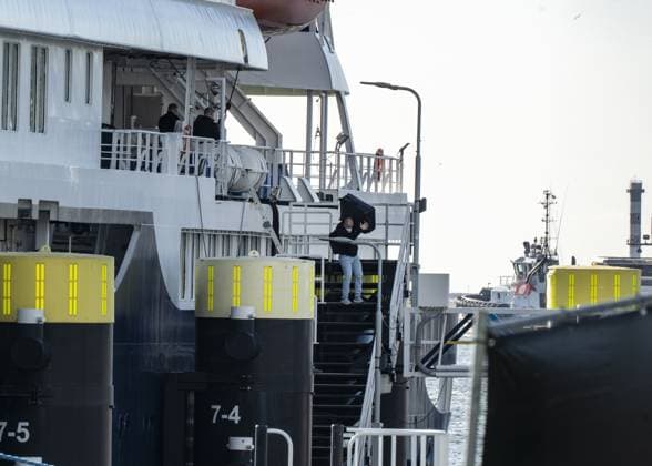 ROTTERDAM - A passenger is leaving the cruise ship m v Hondius in the port of Rotterdam. There are still 27 people on board, including Dutch nationals. The dangerous Andean variant of the hantavirus broke out on the cruise ship. LINA SELG ANP netherlands out - belgium out  Copyright: xx x558678300x originalFilename: 558678300.jpg