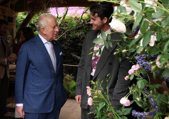 King Charles III attends the 2026 RHS Chelsea Flower Show Britain s King Charles III talks with floral artist Hamish Powell, as they look at a display including the King s Rose, at the 2026 RHS Chelsea Flower Show in London on May 18, 2026., Credit:ADRIAN DENNIS PA ROTA - B68 Avalon United Kingdom, London  Copyright: xADRIANxDENNISx xPAxROTAx-xB68x xAvalonx 1100160233
