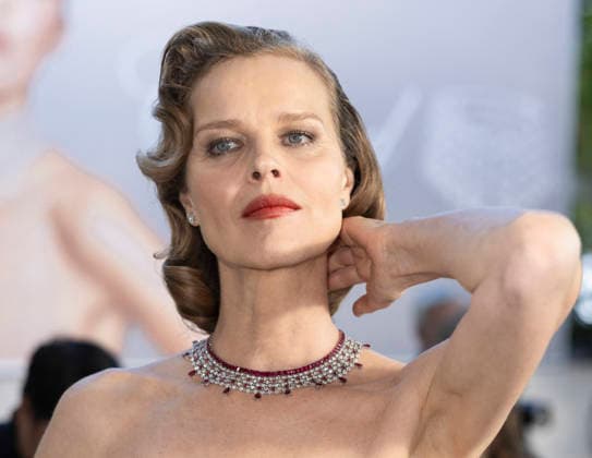Celebrity, Internationale Filmfestspiele von Cannes, Stars am Hotel Martinez #9 Cannes Eva Herzigova exits Martinez MP Cannes, France- May 18: Eva Herzigova leaves the Martinez Hotel during 79th Festival of Cannes, on May 18, 2026 in Cannes, France. Photo by Marco Piovanotto Abacapress.com Cannes France  Copyright: xPiovanottoxMarco ABACAx