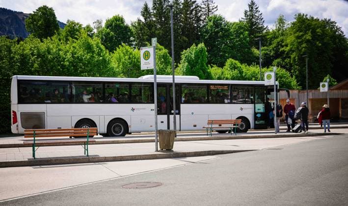 18.05.2026, Strobl, AUT, Unterwegs in Salzburg, Symbolbild, Themenbild, Verschiedene Themenbilder, Bushaltestelle, im Bild Verschiedene Ansichten, Bus, Busterminal, ÖBB, Postbus, *** 18 05 2026, Strobl, AUT, On the way in Salzburg, symbolic picture, theme picture, different theme pictures, bus stop, in the picture different views, bus, bus terminal, ÖBB, Postbus,