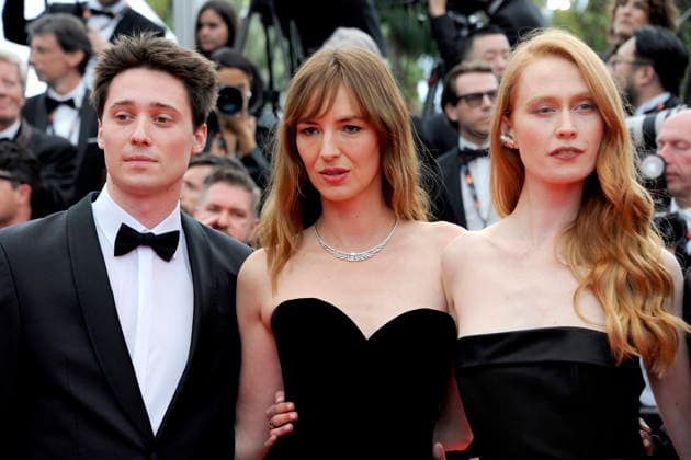 Antoine Pelletier, Louise Bourgoin und Veronika Vasilyeva-Rije bei der Premiere des Kinofilms Fjord auf dem Festival de Cannes 2026 79. Internationale Filmfestspiele von Cannes im Palais des Festivals. Cannes, 18.05.2026
