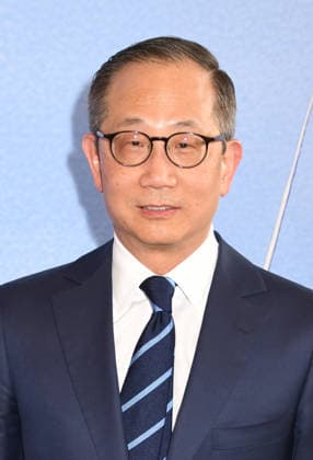 NEW YORK, NY- MAY 18: Kewsong Lee at the 2026 Lincoln Center Theater Spring Gala at the Vivian Beaumont Theater in Lincoln Center on May 18, 2026 in New York City. Copyright: xmpi099 MediaPunchx