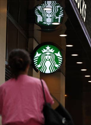 Starbucks schließt in Südkorea temporär alle Filialen, Archivbilder Controversy over Tank Day event on pro-democracy anniv. Controversy over Tank Day event on pro-democracy anniv. This photo, taken May 19, 2026, shows an outlet of Starbucks Korea in Seoul. Chung Yong-jin, chairman of Shinsegae Group whose discount retail arm Emart Inc. holds a 67.5 percent stake in the coffee chain, offered an apology over its launch the previous day of the Tank Day promotional event that sparked backlash for evoking painful memories associated with South Korea s military rule on the anniversary of the 1980 Gwangju pro-democracy movement. (Yonhap) 2026-05-19 10:31:59 < 1980-2026 YONHAPNEWS AGENCY. .> ¼­¿ïÆ¯º°½Ã EDITORIAL USE ONLY  Copyright: xx PYH2026051904390031500 YonhapxNewsx yonphotos252365
