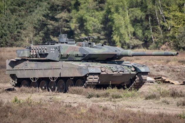 Kampfpanzer Leopard 2 auf dem Truppenübungsplatz Munster in Niedersachsen während einer Vorführung des Heers;Gefechtsübung ablässlich des Antrittsbesuchs des Bundeskanzlers beim Heer der Bundeswehr auf dem Truppenübungsplatz Munster in Niedersachsen am 30. April 2026, Munster Niedersachsen Deutschland Truppenübungsplatz Munster *** Leopard 2 main battle tank at the Munster military training area in Lower Saxony during a demonstration of the army combat exercise on the occasion of the Chancellors inaugural visit to the Bundeswehr army at the Munster military training area in Lower Saxony on April 30, 2026, Munster Lower Saxony Germany Munster military training area