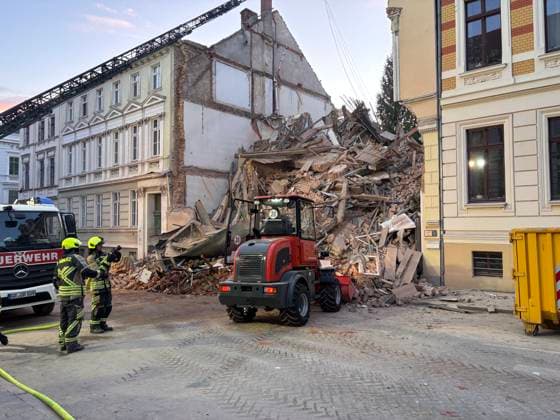 Update: 19.05.2026. 5:10 Uhr. Neuste Bilder. Görlitz, James-von-Moltke-Straße. Wohnhaus eingestürzt. Vorausgegangen war offenbar eine Explosion. Feuerwehr und Rettungsdienst sind vor Ort. Der Bereich der James-von-Moltke-Straße ist weiträumig abgesperrt. Görlitz, 18.05.2026. Einsatzkräfte von Polizei und Feuerwehr stehen in der Nähe eines eingestürzten Hauses. Aus bislang ungeklärter Ursache ist in Görlitz ein Mehrfamilienhaus aus der Gründerzeit eingestürzt. *** Update 19 05 2026 5 10 am Latest pictures Görlitz, James von Moltke Straße Residential building collapsed Apparently preceded by an explosion Fire and rescue services are on site The area of James von Moltke Straße is cordoned off Görlitz, 18 05 2026 Police and fi Copyright: xMatthiasxWehnertx