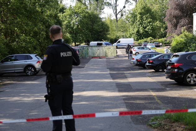 Frau tot vor Mehrfamilienhaus aufgefunden - 23-Jähriger festgenommen Am 19.05.2026 wurde gegen 05:40 Uhr in Hanau in der August-Schärttner-Straße eine 52-jährige Frau tot auf dem Parkplatz vor einem Mehrfamilienhaus aufgefunden. Die Frau wies Anzeichen scharfer Gewalt auf jede Hilfe kam zu spät. Ein 23-Jähriger, der selbst den Notruf abgesetzt hatte, wurde in Tatortnähe festgenommen und steht in dringendem Tatverdacht. Staatsanwaltschaft und Kriminalpolizei Hanau ermittelten wegen des Verdachts eines Tötungsdeliktes Hintergründe und Motiv waren zunächst unklar. Ersten Erkenntnissen zufolge kannten sich Tatverdächtiger und Opfer. Hanau Lamboy Hessen Deutschland *** Woman found dead in front of apartment building 23-year-ol