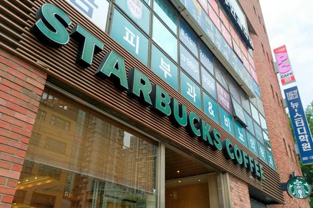 Starbucks schließt in Südkorea temporär alle Filialen, Archivbilder Starbucks Korea, May 19, 2026 : A Starbucks coffee shop in Seoul, South Korea. Starbucks Korea, operated by Shinsegae Group affiliate E-Mart, launched an online Tank Day promotion on the anniversary of the May 18 Gwangju uprising before halting the event within hours amid criticism. The promotion offered discounts on Tank tumbler sets along with the phrase, Put it on the table with a sound of Tak! . Civic groups said that the word tank recalled military vehicles deployed during the crackdown on the uprising in 1980 and tak was seen by some as evoking the 1987 torture death of student activist Park Jong-Chol. Shinsegae Group Chairman Chung Yong-Jin on Tuesday issued an apology over the promotional event.  aflo_331119061