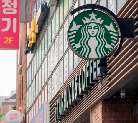 Starbucks schließt in Südkorea temporär alle Filialen, Archivbilder Starbucks Korea, May 19, 2026 : A Starbucks coffee shop in Seoul, South Korea. Starbucks Korea, operated by Shinsegae Group affiliate E-Mart, launched an online Tank Day promotion on the anniversary of the May 18 Gwangju uprising before halting the event within hours amid criticism. The promotion offered discounts on Tank tumbler sets along with the phrase, Put it on the table with a sound of Tak! . Civic groups said that the word tank recalled military vehicles deployed during the crackdown on the uprising in 1980 and tak was seen by some as evoking the 1987 torture death of student activist Park Jong-Chol. Shinsegae Group Chairman Chung Yong-Jin on Tuesday issued an apology over the promotional event.  aflo_331119125