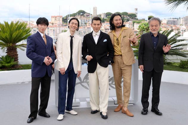 Ryota Miyadate, Masaki Suda, Masahiro Motoki, Munetaka Aoki und Kiyoshi Kurosawa beim Photocall zum Kinofilm The Samurai and the Prisoner Kokurojo auf dem Festival de Cannes 2026 79. Internationale Filmfestspiele von Cannes am Palais des Festivals. Cannes, 19.05.2026