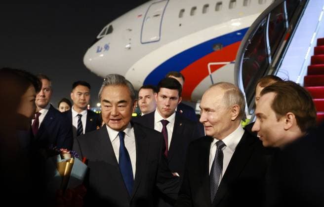 China Russia 9168971 19.05.2026 Russian President Vladimir Putin, accompanied by Chinese Foreign Minister Wang Yi, arrives at Beijing Capital International Airport, China. Putin is paying an official visit to China on May 19-20 at the invitation of Chinese President Xi Jinping. Vladimir Smirnov Sputnik Beijing China  Copyright: xVladimirxSmirnovx