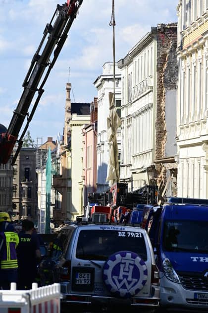 Einsatzkräfte des Technischen Hilfswerks (THW) tragen den Schuttberg des eingestürzten Wohnhauses in der Innenstadt ab. Das Haus aus der Gründerzeit war am Vorabend eingestürzt, Retter suchen noch nach Vermissten. Als Ursache wird eine Gasexplosion vermutet. Görlitz, James-von-Moltke-Straße, 19.05.2026 *** Emergency services from the THW technical relief organization remove the mountain of rubble from the collapsed residential building in the city centre The house from the Wilhelminian era had collapsed the previous evening, rescuers are still searching for missing persons A gas explosion is suspected as the cause Görlitz, James von Moltke Straße, 19 05 2026 Copyright: xMatthiasxWehnertx