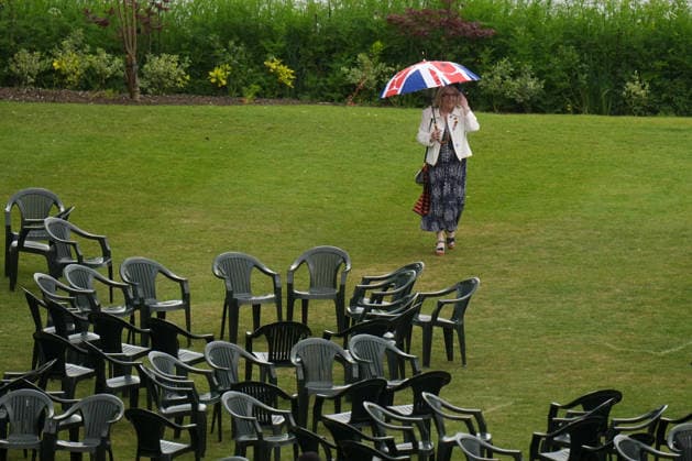 Royal garden party with Princess Anne at Buckingham Palace in London, UK, 19 May 2026 A guest uses an umbrella as she walks on the lawn during the Not Forgotten Association Annual Garden Party at Buckingham Palace in London, Tuesday, May 19, 2026.(AP Photo Alastair Grant, Pool), Credit:Alastair Grant PA ROTA - B68 Avalon United Kingdom, London  Copyright: xAlastairxGrantx xPAxROTAx-xB68x xAvalonx 1100587754