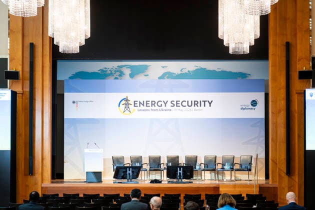 Energiesicherheit - Lehren aus der Ukraine EUR, Deutschland, Berlin, 19.05.2026: Warten auf Johann David Wadephul (CDU) Bundesminister des Auswärtigen anässlich der Internationalen Konferenz Energiesicherheit Lehren aus der Ukraine in Anwesenheit des Vize-Premier- und Energieminister der Ukraine, Denys Schmyhal sowie der Bundesministerin für Wirtschaft und Energie, Katherina Reiche (CDU). Panel Powering Resilience - What Ukraine™s Energy Battle Means for Europe unter Teilnahme von Katherina Reiche, Bundesministerin für Wirtschaft und Energie; Mihai PopÈ™oi, Außenminister der Republik Moldau; Greg Orencsak, kanadischer Vize-Energieminister; Maxim Timtschenko, CEO des Unternehmens DTEK; Jean-Charles Ellermann-Kingombe,