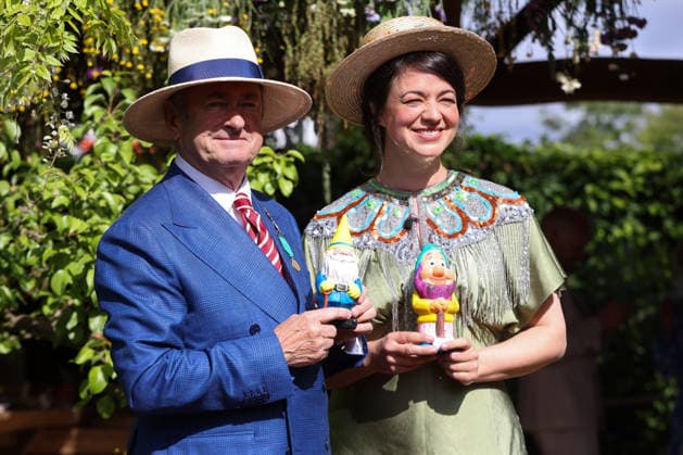 RHS Chelsea Flower Show 2026. London, UK - 18 May 2026 Alan Titchmarsh and Frances Tophill with gnomes pose at THE RHS and The King s Foundation Curious Garden at the Chelsea Flower Show during the VIP and press preview day. The annual gardening exhibition runs from 19 to 23 May 2026 at the Royal Hospital Chelsea in London. London United Kingdom Copyright: xDinendraxHariax xSOPAxImagesx S1805Chelsea_Flower_Show_DHARIA_181
