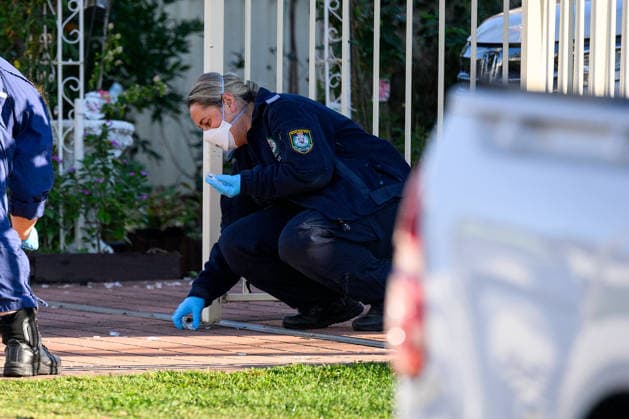 FATAL SHOOTING WESTERN SYDNEY, NSW Police and forensics establish a crime scene following an alleged fatal shooting where one man died and four others were hospitalised at at Arbutus Street in Sydney, Wednesday, May 20, 2026. ( NO ARCHIVING Sydney New South Wales Australia  Copyright: xBIANCAxDExMARCHIx 20260520183644391774