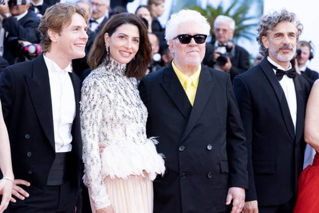 Patrick Criado, Bárbara Lennie, Pedro Almodóvar, Leonardo Sbaraglia Montée des marches du film Amarga Navidad lors du 79ème Festival International du Film de Cannes, le 19 mai 2026 Olivier Borde Bestimage Red carpet for Amarga Navidad at the 79th Cannes International Film Festival on May 19, 2026 Cannes France  Copyright: xOLIVIERxBORDEx xBESTIMAGExOLIVIERxBORDEx xBESTIMAGEx