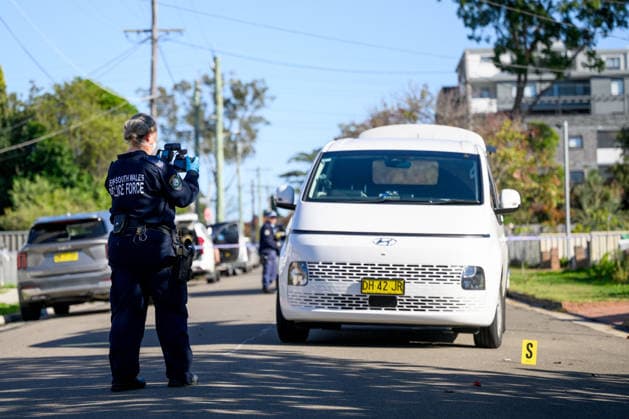 FATAL SHOOTING WESTERN SYDNEY, NSW forensics photograph possible evidence on a crime scene at a home following an alleged fatal shooting where one man died and four others were hospitalised, in the south-west suburb of Canley Heights, Sydney, Wednesday, May 20, 2026. ( NO ARCHIVING Sydney New South Wales Australia  Copyright: xBIANCAxDExMARCHIx 20260520139650003601