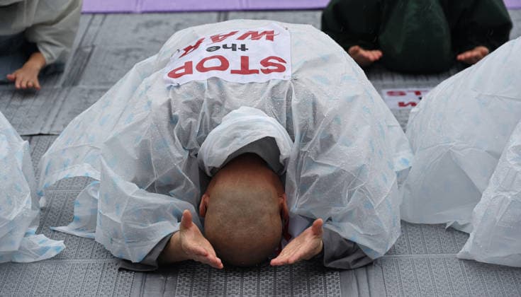 Buddhist monks, activists call for peace in the Middle East Monks of the Jogye Order and peace activists perform 108 prostrations in front of the US Embassy in Seoul, South Korea, on May 20, 2026. The demonstrators utilized the traditional Buddhist ritual to pray for an immediate end to the conflict in the Middle East and to advocate for global peace. Seoul South Korea  Copyright: xMatrixxImagesx xLeexSang-hoonx