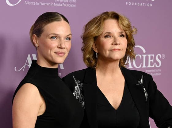 2026 Gracie Awards Gala Tracy Spiridakos and Lea Thompson arriving to The Alliance For Women In Media Foundation™s 2026 Gracie Awards Gala at the Beverly Wilshire Four Seasons Hotel on May 19, 2026 in Beverly Hills, CA. Beverly Hills Beverly Wilshire Hotel California USA Copyright: xWattx xAFF-USA.COMx