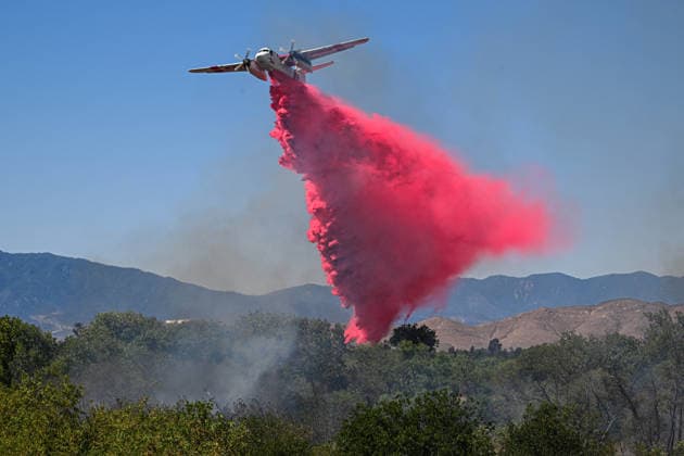 News Bilder des Tages #2 Bain Fire erupts in Jurupa Valley burns over 600 acres CALIFORNIA, US - MAY 19: A San Bernadino County Firefighter plane makes a retardant drop during the Bain Fire originating from Jurupa Valley, California, United States on May 19, 2026. Jon Putman Anadolu California United States. Editorial use only. Please get in touch for any other usage.  Copyright: x2026xAnadoluxJonxPutmanx