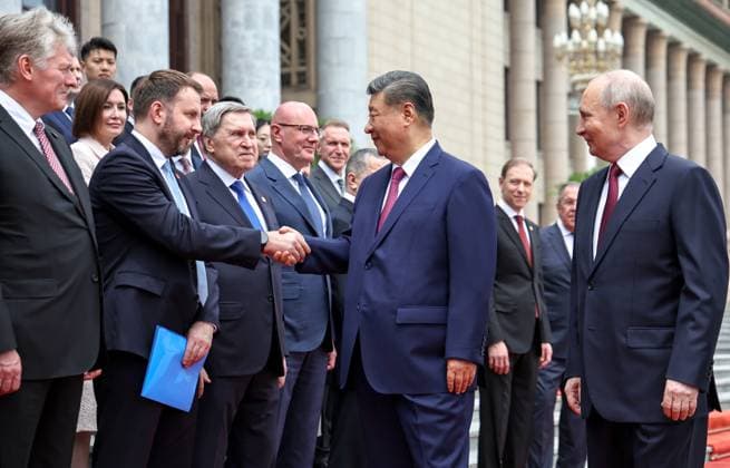 China Russia 9169395 20.05.2026 Chinese President Xi Jinping greets Deputy Chief of Staff of the Presidential Executive Office Maxim Oreshkin and other members of Russia s delegation alongside Russian President Vladimir Putin during a welcome ceremony outside the Great Hall of the People in Beijing, China. Alexander Kazakov Sputnik Beijing China  Copyright: xAlexanderxKazakovx