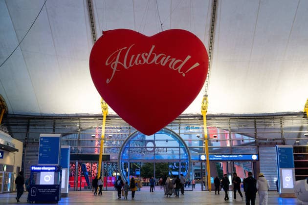 May 19, 2026, London, United Kingdom: A large Heart seen hanging inside the O2 Area saying husband. Raye brings her This Tour May Contain New Music arena tour back to the O2 London. Raye s support acts on the tour and her younger sisters and rising artists, ABSOLUTELY and AMMA London United Kingdom - ZUMAs197 20260519_aaa_s197_516 Copyright: xBonniexBritainx