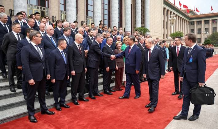 China Russia 9169431 20.05.2026 Chinese President Xi Jinping greets members of Russia s delegation alongside Russian President Vladimir Putin during a welcome ceremony outside the Great Hall of the People in Beijing, China. Alexander Kazakov Sputnik Beijing China  Copyright: xAlexanderxKazakovx
