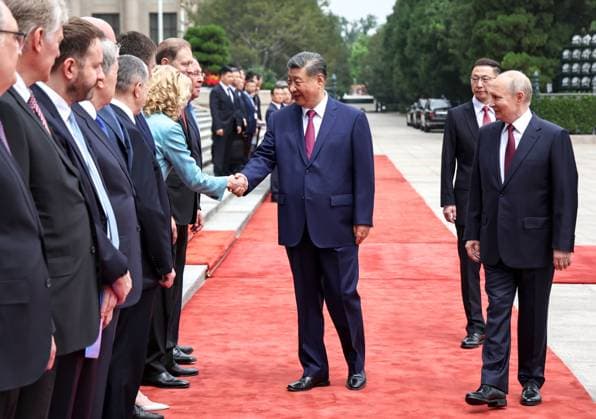 China Russia 9169432 20.05.2026 Chinese President Xi Jinping greets members of Russia s delegation alongside Russian President Vladimir Putin during a welcome ceremony outside the Great Hall of the People in Beijing, China. Alexander Kazakov Sputnik Beijing China  Copyright: xAlexanderxKazakovx