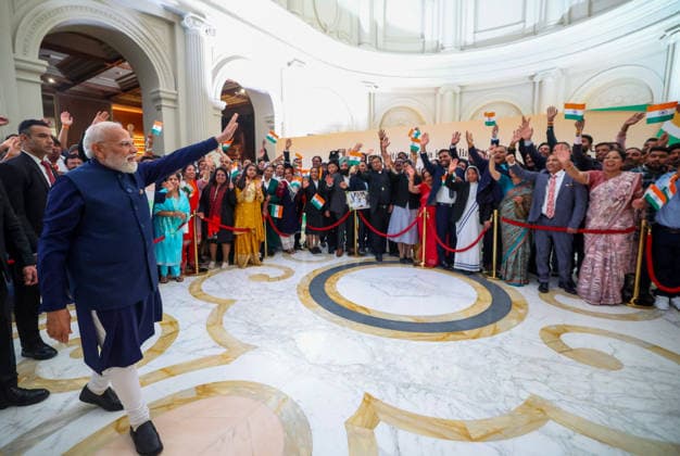 News Bilder des Tages #2 Politics, Diplomacy, Government PM receives a warm welcome by Indian diaspora on his arrival at a hotel in Rome, Italy on May 19, 2026. PM meets the Prime Minister of Italy, Ms. Giorgia Meloni on his arrival at Rome. Rome Italy Copyright: xSeshadrixSukumarx