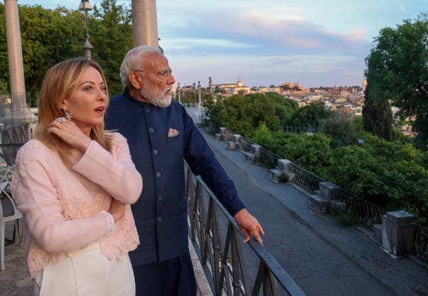 News Bilder des Tages #2 Politics, Diplomacy, Government PM receives a warm welcome by Indian diaspora on his arrival at a hotel in Rome, Italy on May 19, 2026. PM meets the Prime Minister of Italy, Ms. Giorgia Meloni on his arrival at Rome. Rome Italy Copyright: xSeshadrixSukumarx