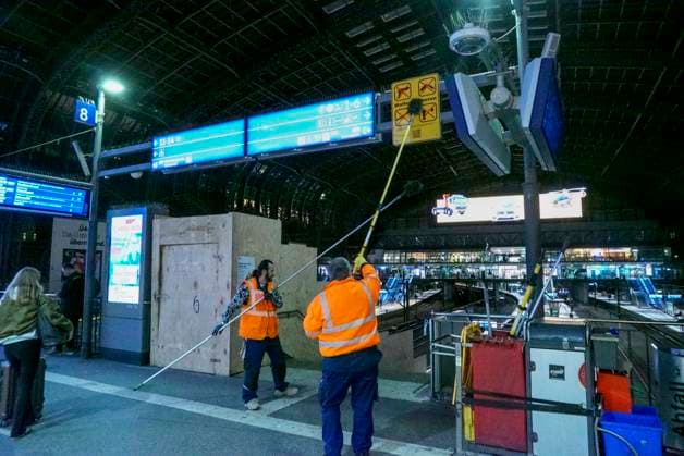 CNTV DACHREINIGUNG- Industriekletterer Fensterputzer haengen in 25 meter hohe an der Glasfassade unter dem Dach des Hamburger Hauptbahnhofes am 20.06.2026 in Hamburg In der Nacht haben Arbeiter Teile der Seitenfenster der 150 Meter langen und 114 Meter breiten Halle des Hamburger Hauptbahnhofes gereinigt und ueberprueft. Die Arbeiter hingen mit Seilen gesichert ich ca. 25 Meter Höhe direkt über dem Gleis 14 an der Glasseitenwand Hauptbahnhof Gleichzeitig wurden aber auch die Fahrgast Informations Anzeigetafeln gereinigt Hamburg Deutschland *** CNTV ROOF CLEANING Industrial climbers Window cleaners hang 25 meters high on the glass facade under the roof of Hamburg Central Station on 20 06 2026 in Hamburg During the night, workers cleaned
