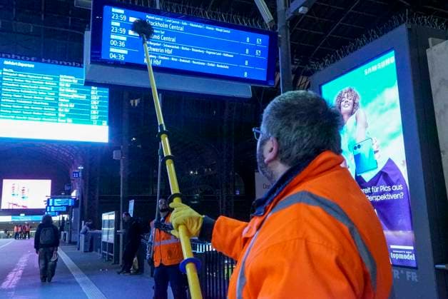 CNTV DACHREINIGUNG- Industriekletterer Fensterputzer haengen in 25 meter hohe an der Glasfassade unter dem Dach des Hamburger Hauptbahnhofes am 20.06.2026 in Hamburg In der Nacht haben Arbeiter Teile der Seitenfenster der 150 Meter langen und 114 Meter breiten Halle des Hamburger Hauptbahnhofes gereinigt und ueberprueft. Die Arbeiter hingen mit Seilen gesichert ich ca. 25 Meter Höhe direkt über dem Gleis 14 an der Glasseitenwand Hauptbahnhof Gleichzeitig wurden aber auch die Fahrgast Informations Anzeigetafeln gereinigt Hamburg Deutschland *** CNTV ROOF CLEANING Industrial climbers Window cleaners hang 25 meters high on the glass facade under the roof of Hamburg Central Station on 20 06 2026 in Hamburg During the night, workers cleaned