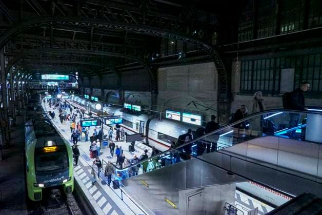 CNTV DACHREINIGUNG- Industriekletterer Fensterputzer haengen in 25 meter hohe an der Glasfassade unter dem Dach des Hamburger Hauptbahnhofes am 20.06.2026 in Hamburg In der Nacht haben Arbeiter Teile der Seitenfenster der 150 Meter langen und 114 Meter breiten Halle des Hamburger Hauptbahnhofes gereinigt und ueberprueft. Die Arbeiter hingen mit Seilen gesichert ich ca. 25 Meter Höhe direkt über dem Gleis 14 an der Glasseitenwand Hauptbahnhof Hamburg Deutschland *** CNTV ROOF CLEANING Industrial climbers Window cleaners hang 25 meters high on the glass facade under the roof of Hamburg Central Station on 20 06 2026 in Hamburg During the night, workers cleaned and inspected parts of the side windows of the 150 meter long and 114 meter wide